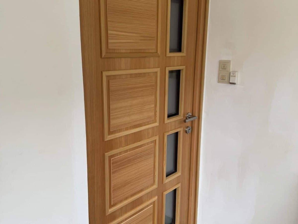 Moderne Holz-Haustür aus Lärche mit seitlicher 3-fach-Verglasung, Projekt von Fenster Schmidinger in Oberösterreich