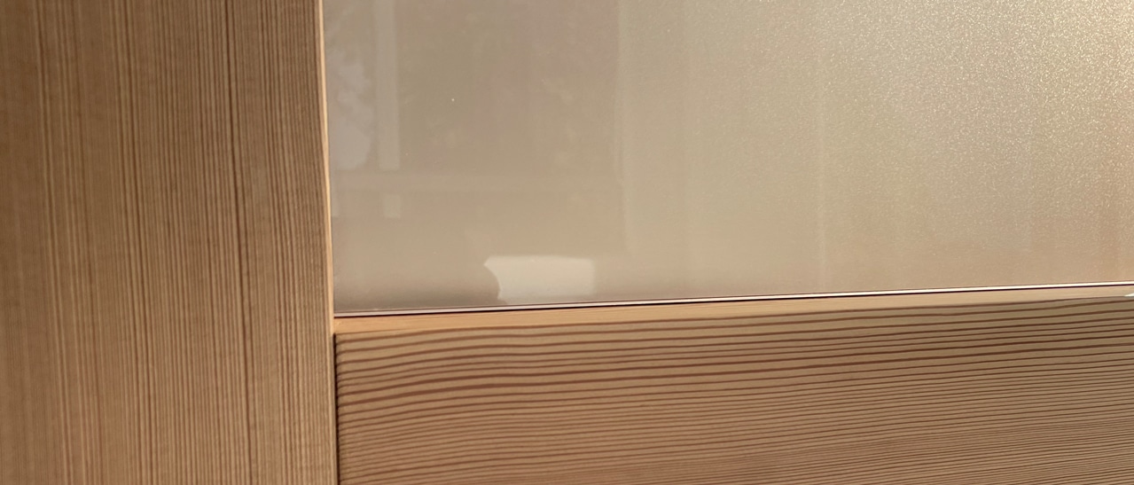 Milchglas in Bronze ist eine attraktive Alternative für braune Haustüren, die Privatsphäre und Lichtdurchlässigkeit bietet und farblich perfekt zu einer braunen Haustür passt, um ein harmonisches Gesamtbild zu schaffen.