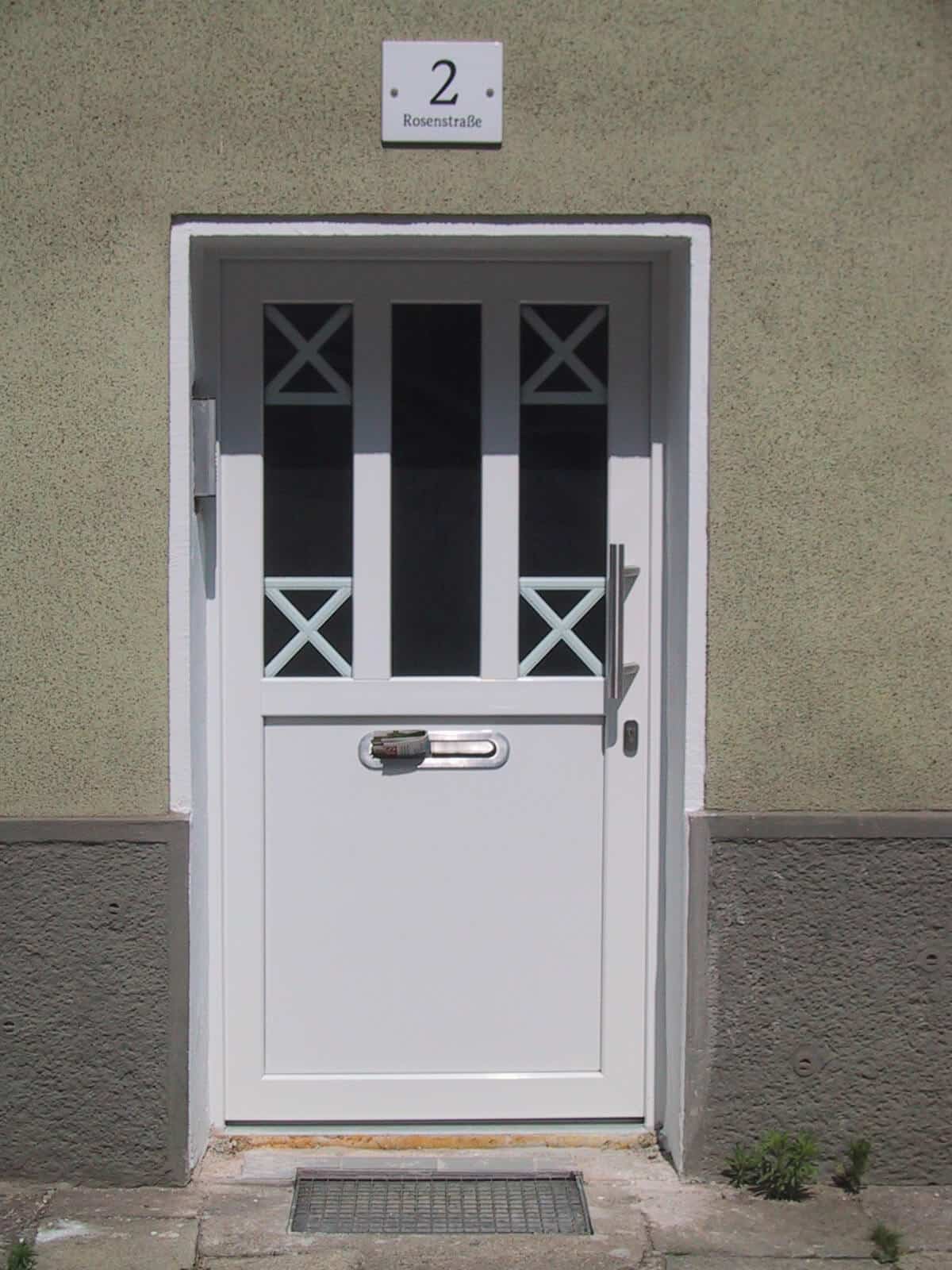 Haustür mit Sprossen und Briefschlitz