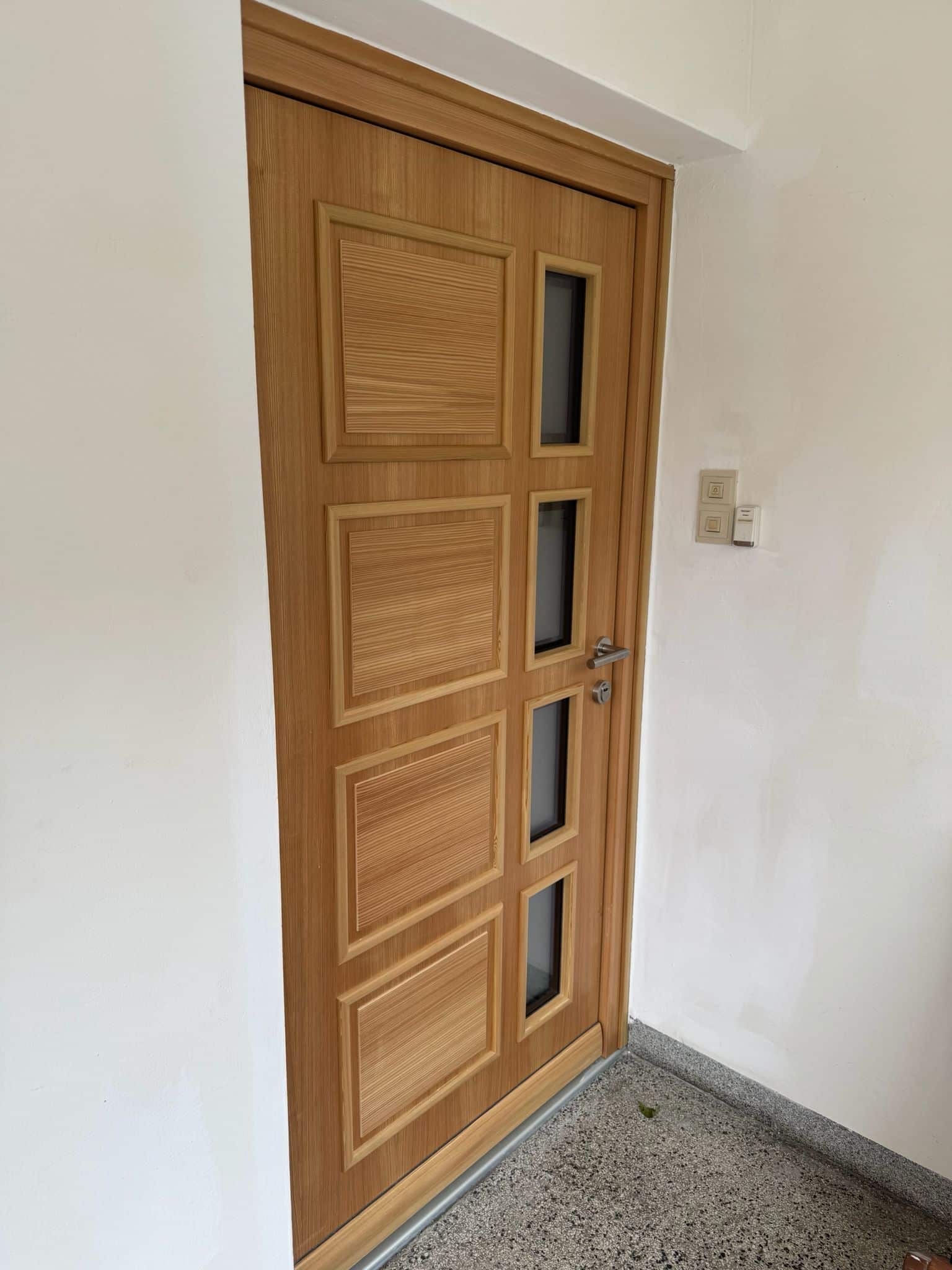 Haustüre Lärche modern mit seitlicher 3-fach Verglasung und Füllungen