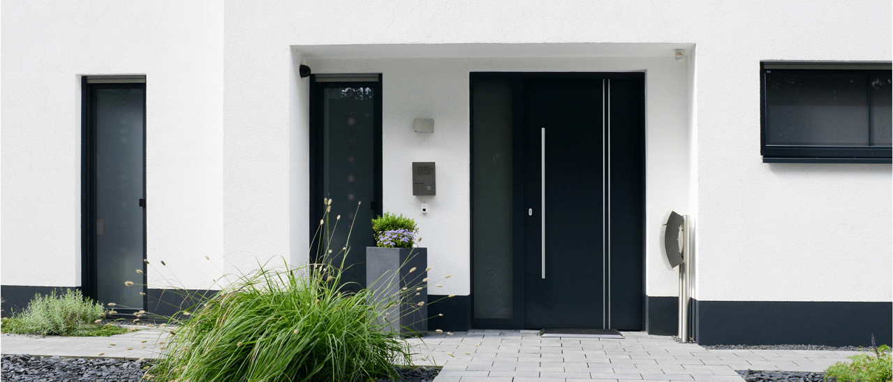 Haustüren mit Klarglas oder Ornamentglas kombinieren stilvolle Optik mit Tageslicht und bieten je nach Glasart Sichtschutz.