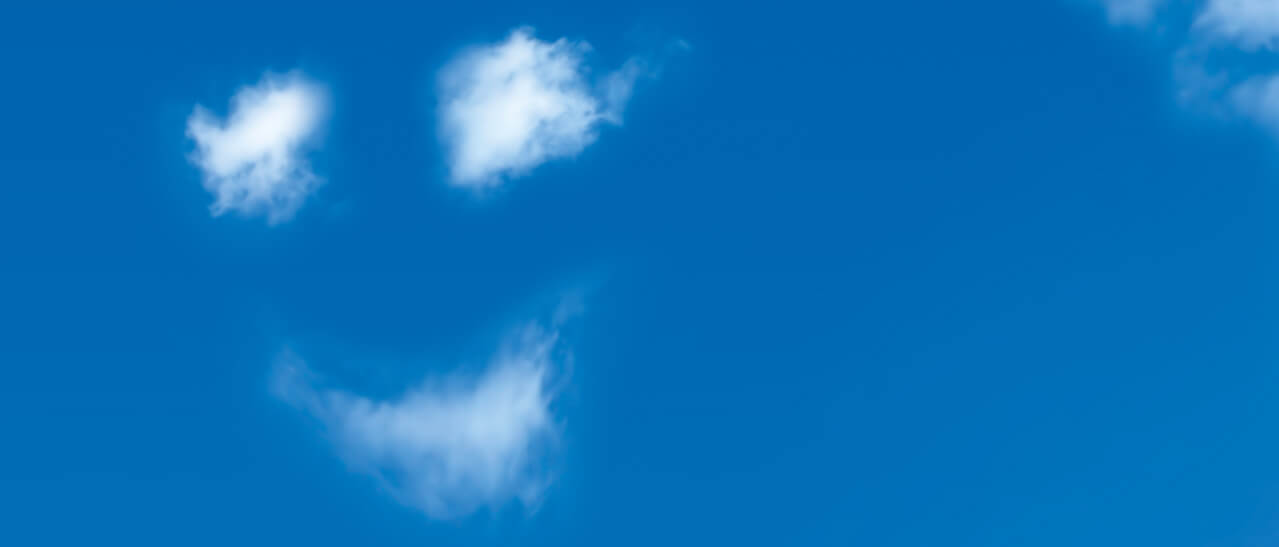 Lächelndes Wolkengesicht, repräsentiert Fensterservice für Genossenschaften & Hausverwaltung.