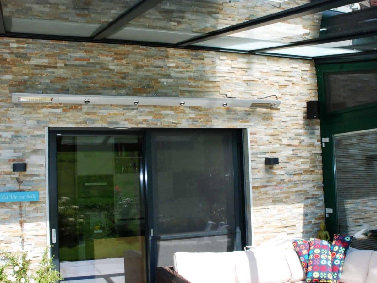 Hebeschiebetür in Anthrazit unter einer Terrassenüberdachung, Projekt in Oberösterreich