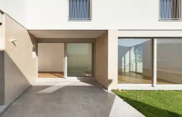 Hebeschiebetüren in Mehrfamilienhaus, Oberösterreich, Referenzbaustelle.