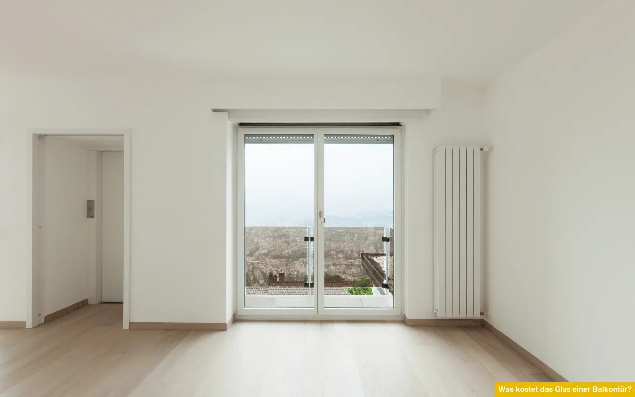 Helle Wohnung mit moderner Balkontür. Was kostet das Glas einer Balkontür inklusive Material und möglicher Austauschkosten?