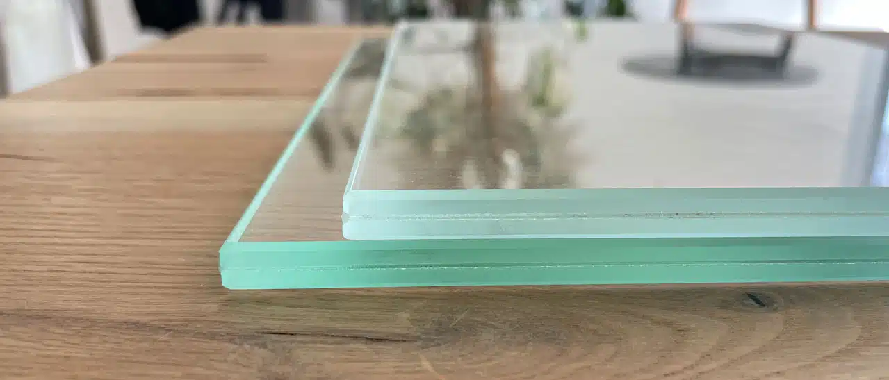 Hier sehen Sie ein Beispiel für Verbundsicherheitsgläser, wo eine Folie die beiden Glasscheiben zusammenhält. 