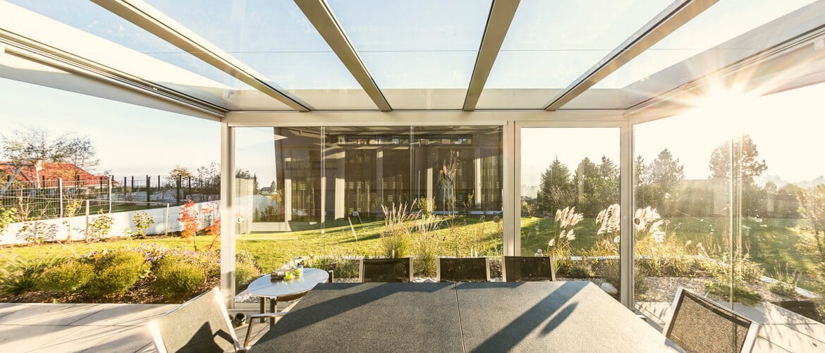 Ratgeber Himmelsrichtung Wintergarten und Sommergarten: Sonnenlicht durchflutet einen Kalt-Wintergarten; dieser Beitrag beleuchtet Vor- und Nachteile der Himmelsrichtungen für Winter- und Sommergärten.