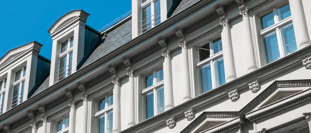 Historische alte Holzfenster abdichten für bessere Isolierung und Nachhaltigkeit. Vermeiden Sie undichte Stellen und verzogene Flügel.