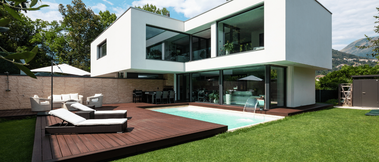 Hochwärmedämmende Fenster für modernen Neubau mit Aluminium-Vorsatzschale in RAL-Farben und moderner Dämmtechnik.