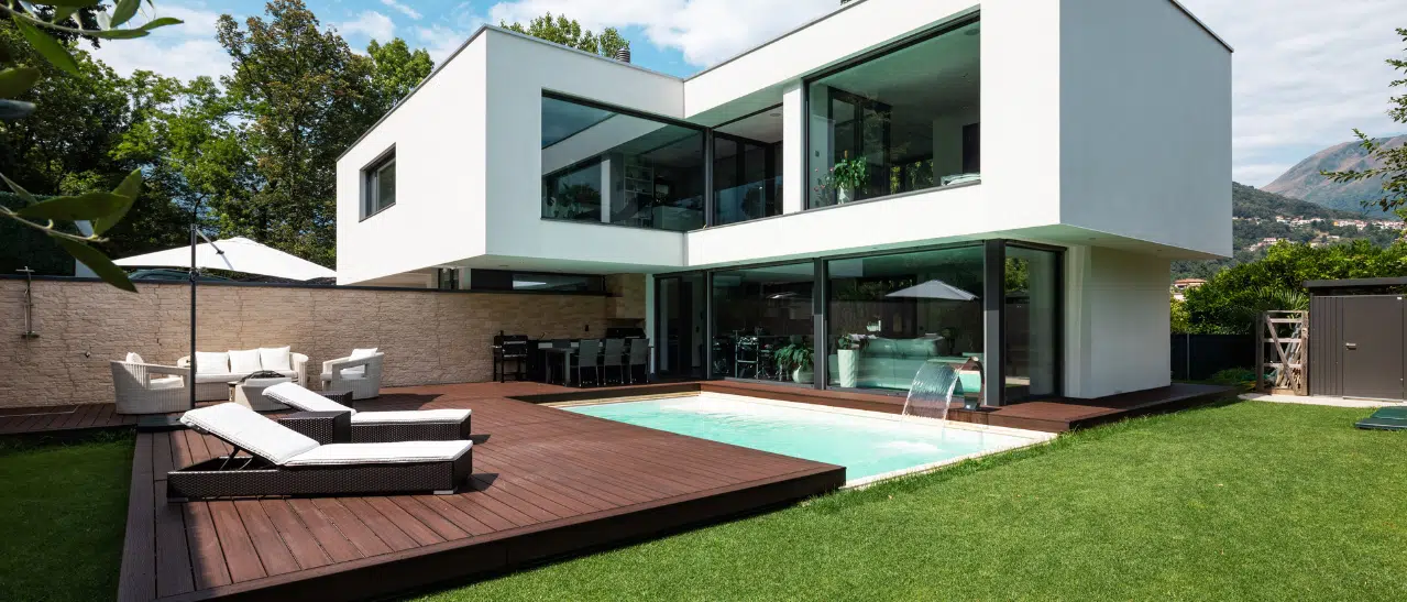 Hochwärmedämmende Fenster für modernen Neubau mit Aluminium-Vorsatzschale in RAL-Farben und moderner Dämmtechnik.