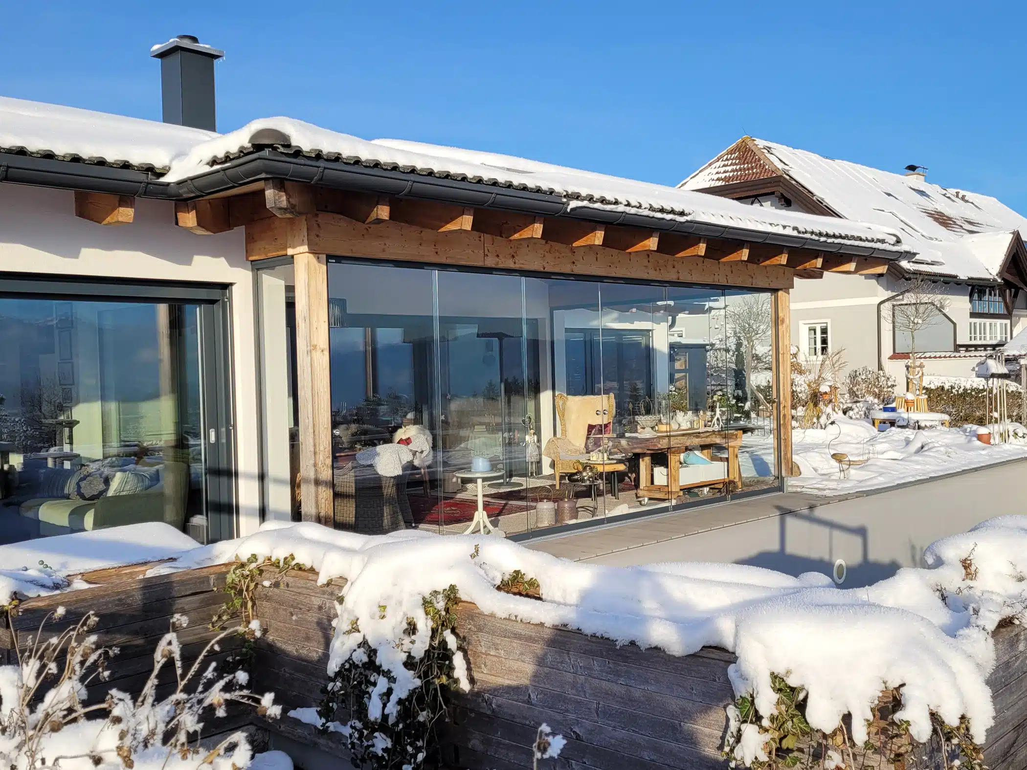 Hochwertige Glasschiebewand für Terrasse als Windschutz