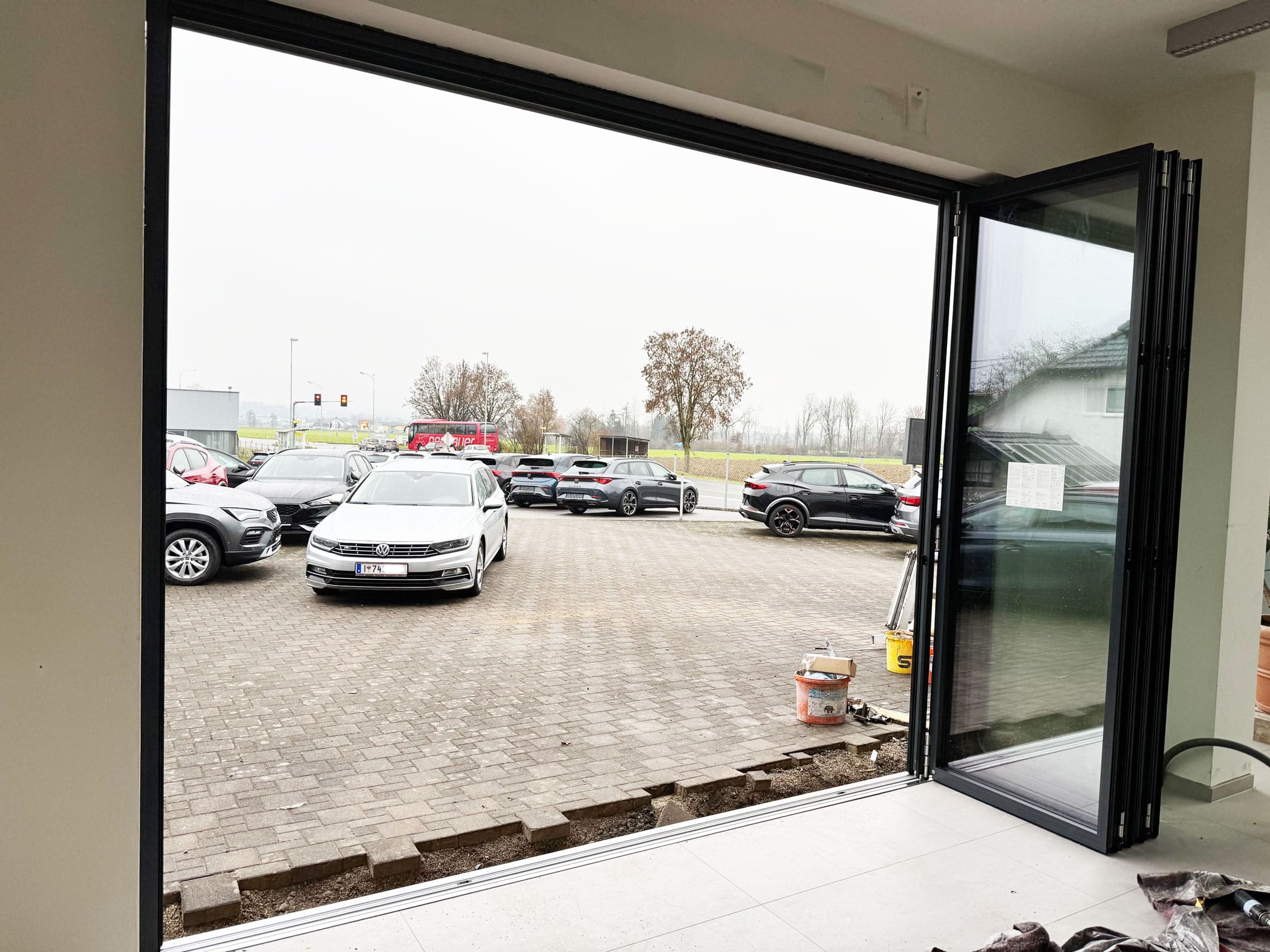 Hochwertiges Aluminium Faltsystem für ein Autohaus