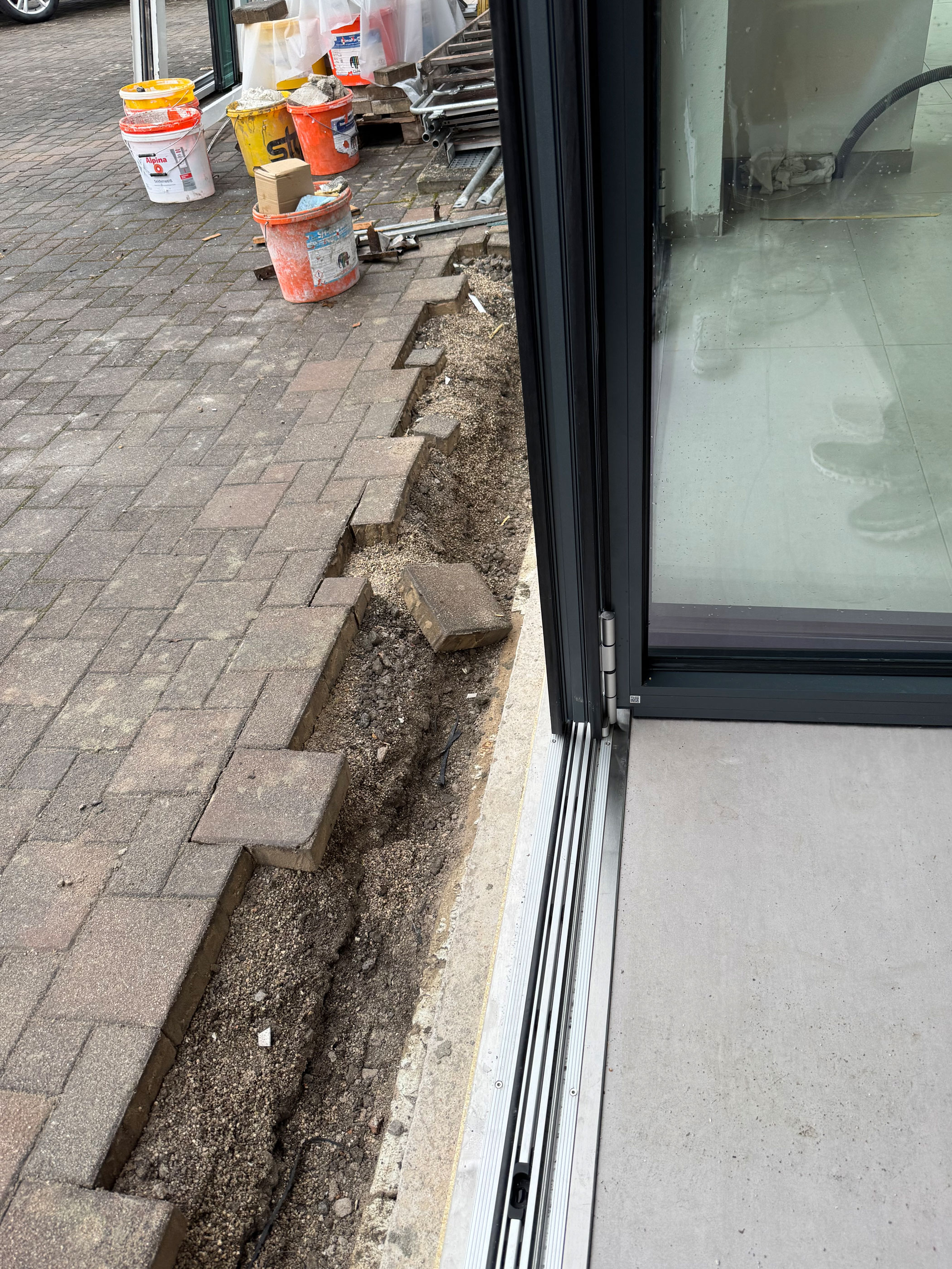 Hochwertiges Aluminium Faltsystem mit eingelassener Bodenschiene