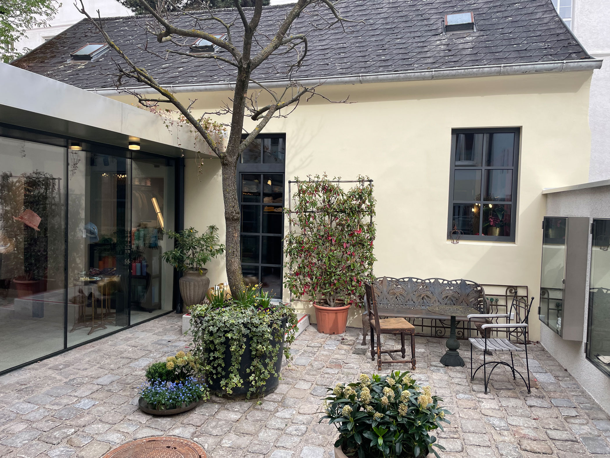 Holz-Alu-Fenster mit Sprossen auf dem Glas in DB 703 Dunkelgrau