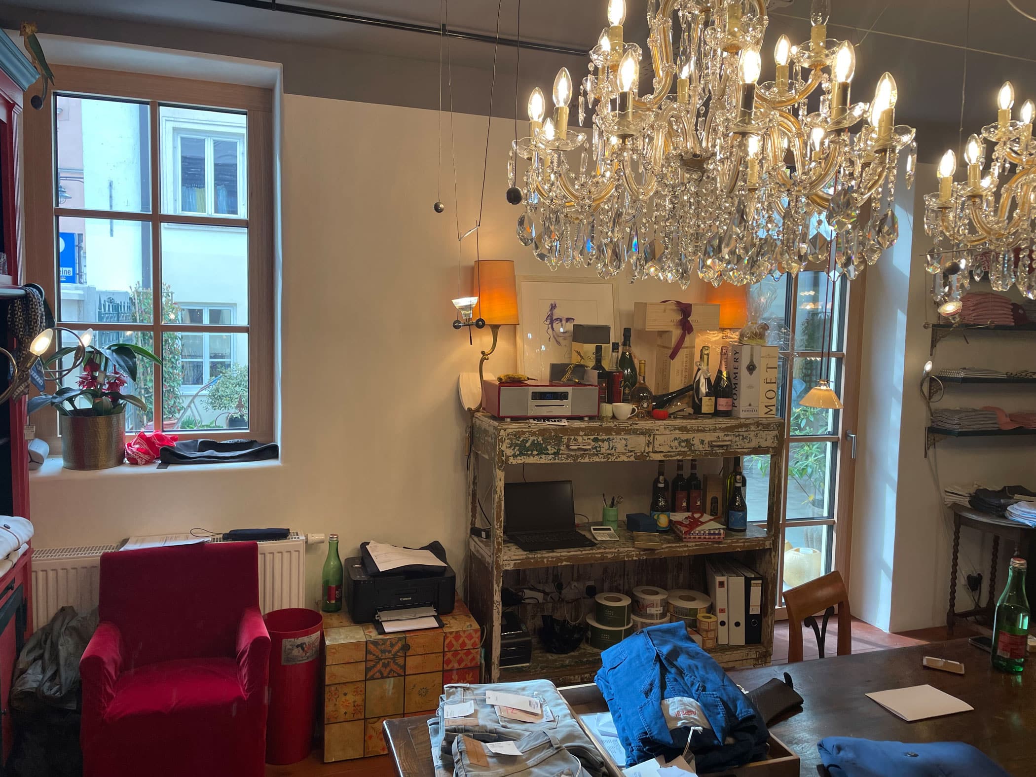 Holz-Alu-Fenster mit Sprossen für ein Ladengeschäft in Linz