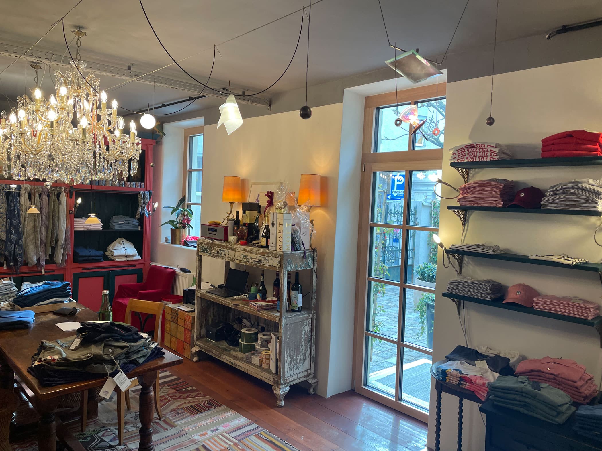 Holz-Alu-Fenster und -balkontüre mit Sprossen für ein Ladengeschäft