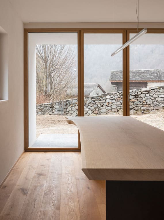 Holz-Aluminium-Fenster mit Öffnungs- und Kippfunktion, in moderner Ausführung.