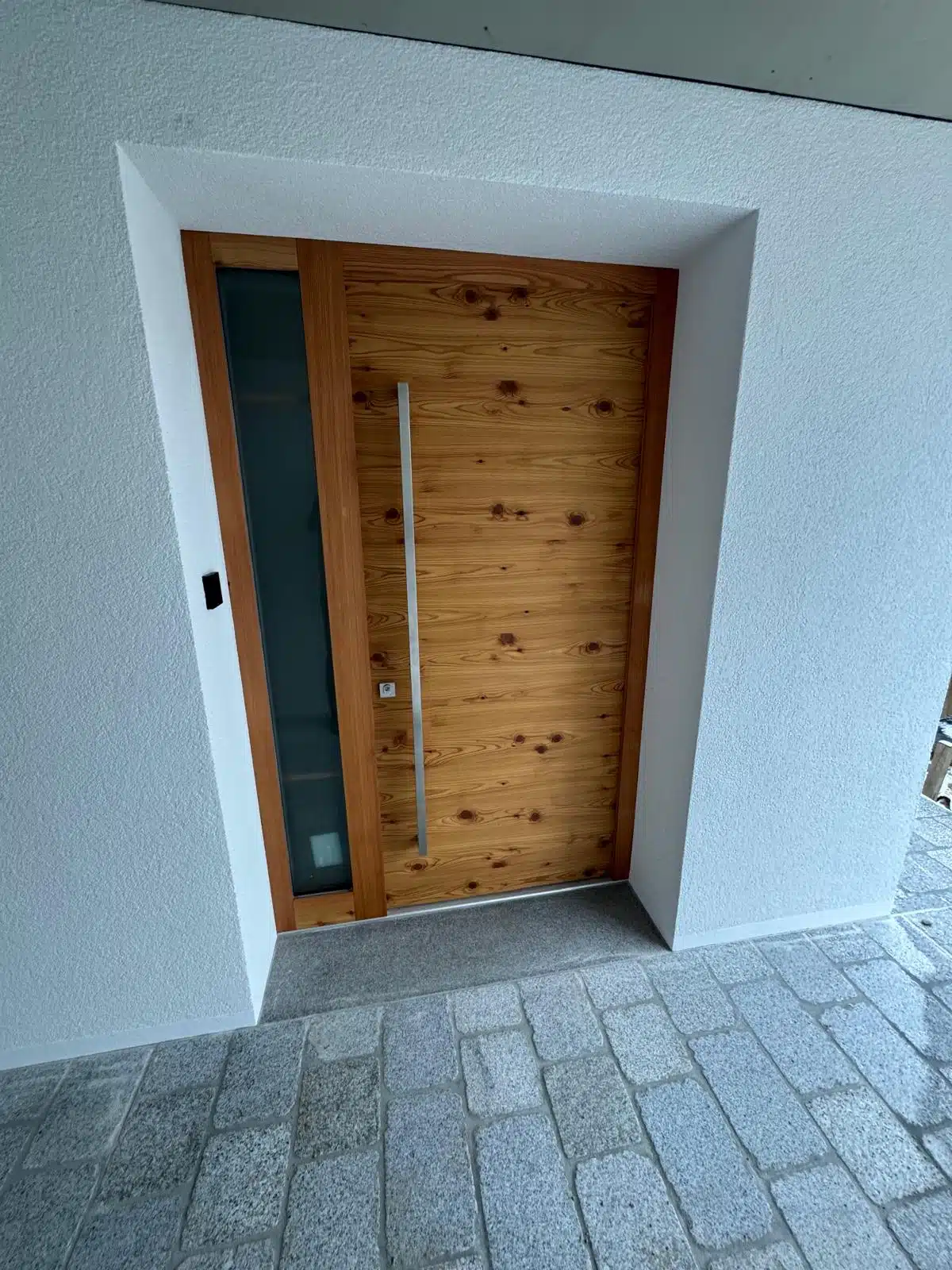 Holz Haustür Lärche astig modern mit Glas-Seitenteil