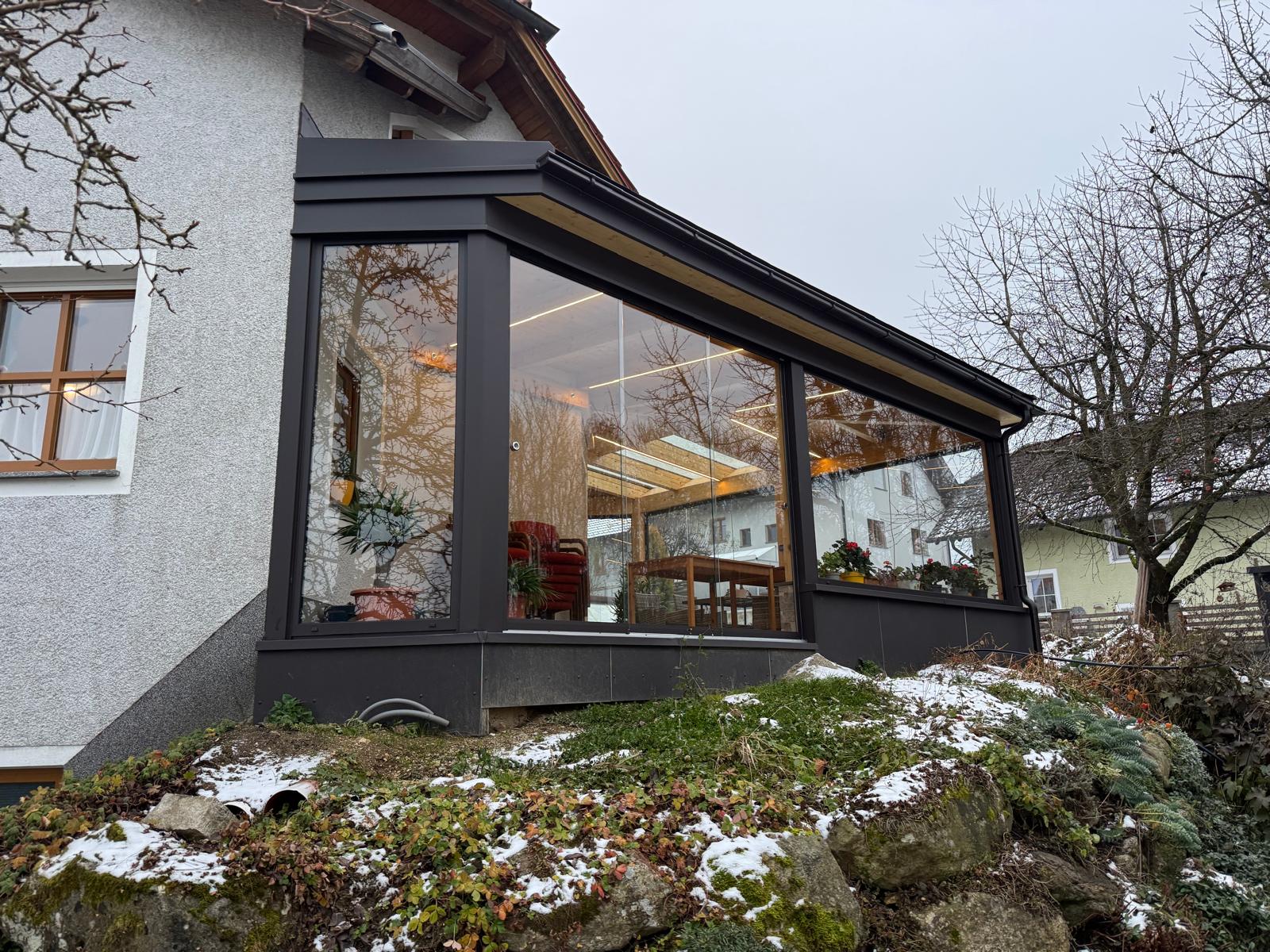 Holzanbau komplett verglast mit Schiebesystem – Inspiration & Referenz