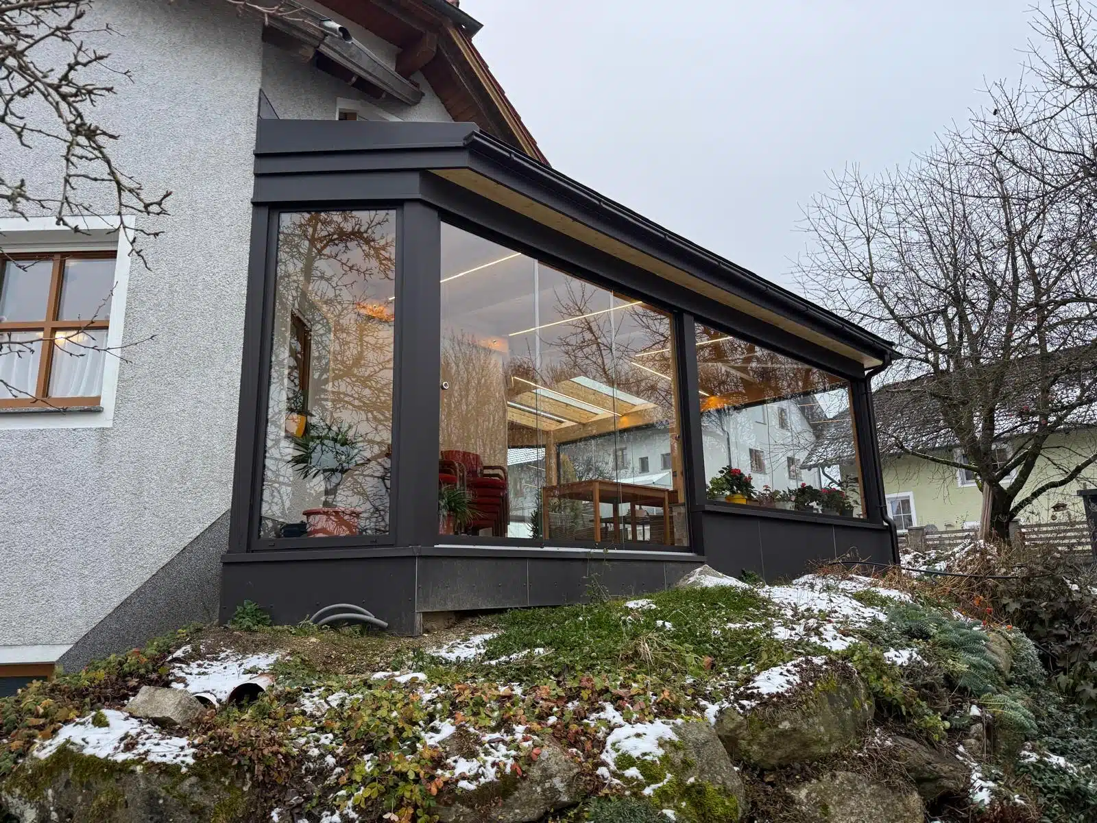 Holzanbau komplett verglast mit Schiebesystem – Inspiration & Referenz