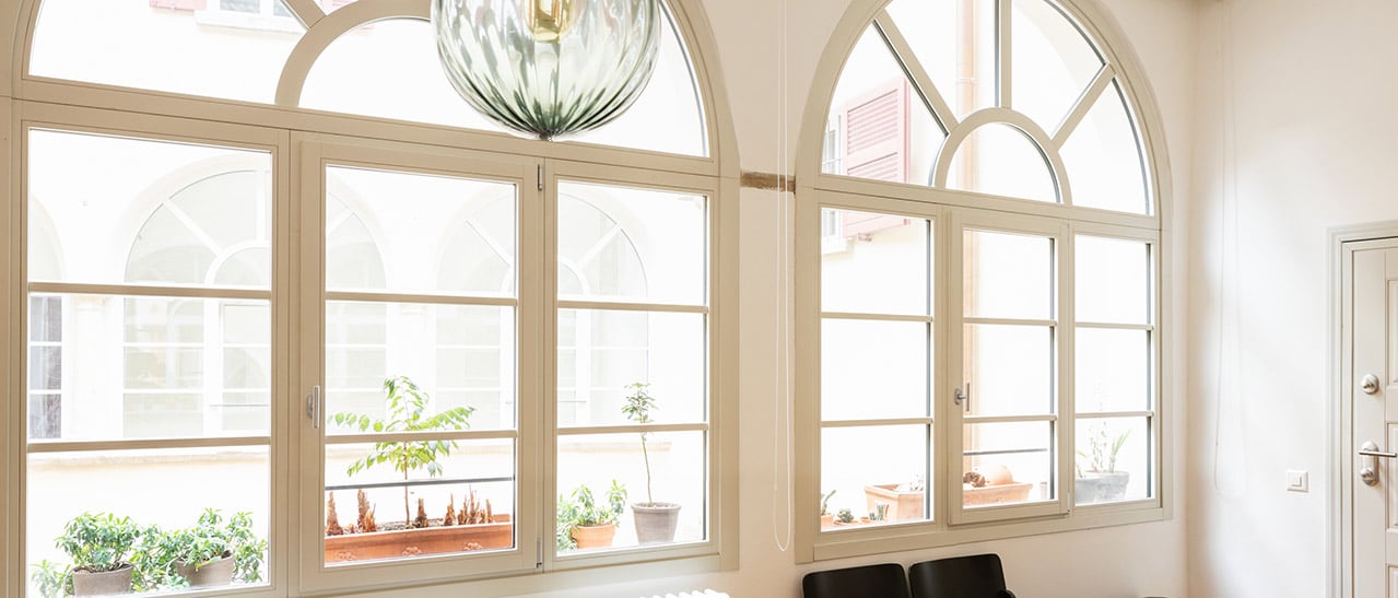 Weiße Holzfenster mit Sprossen auf dem Glas