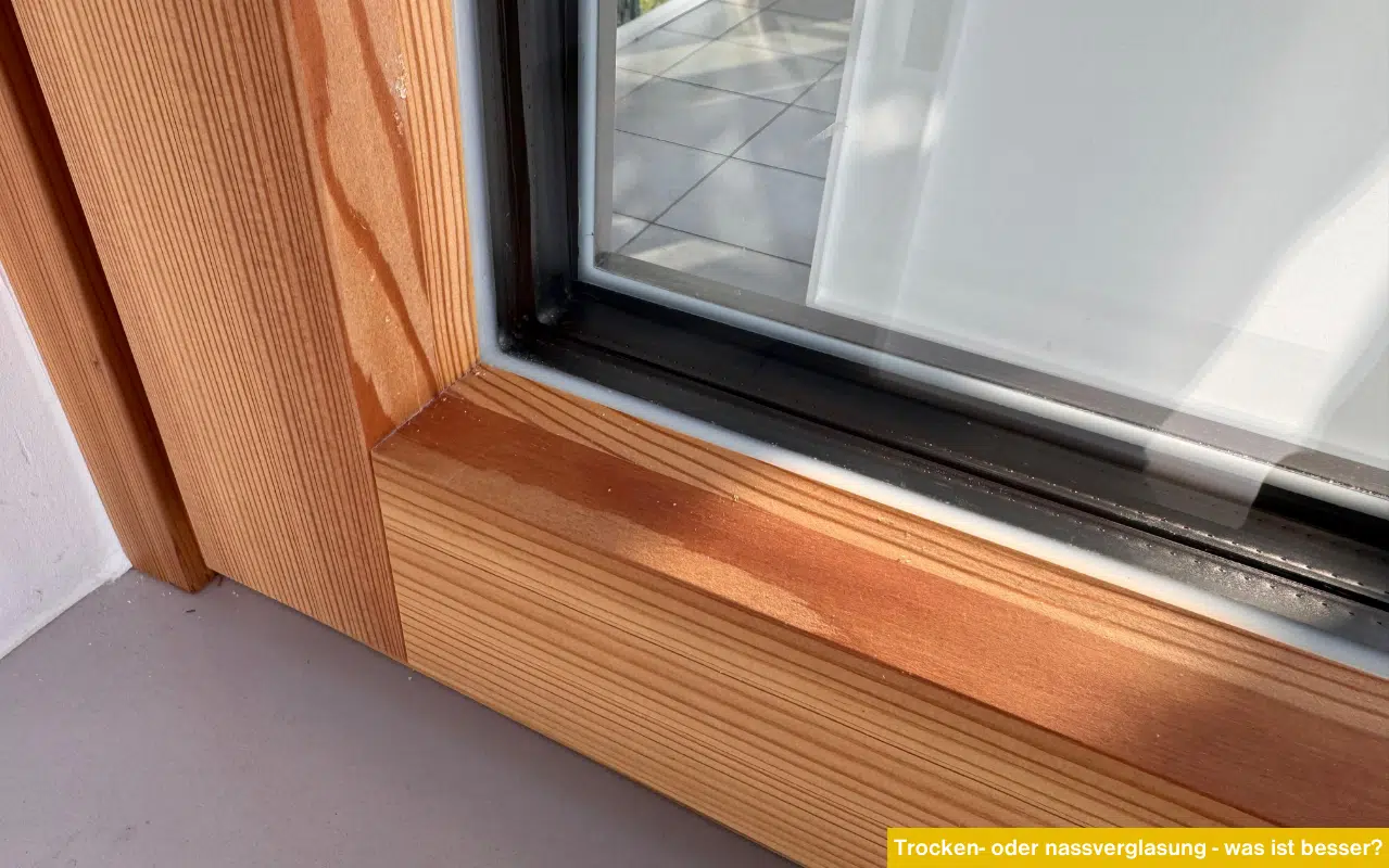 Holzfensterrahmen Detailansicht mit Glasleiste. Trocken- oder Nassverglasung - was ist besser? Fachberatung Fensterbau.