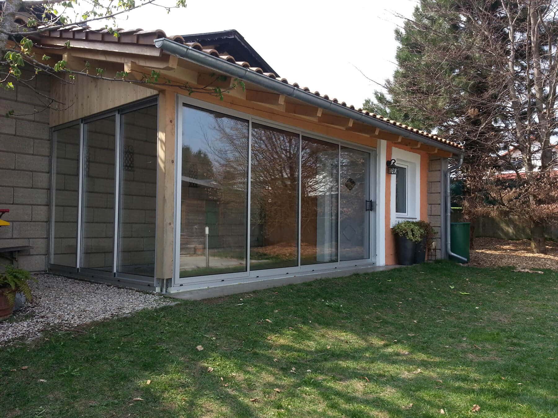 Holzhütte mit Schiebetüren aus Glas & Aluminium