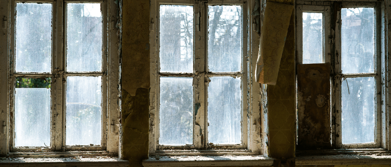 Holzoberfläche bei den Fenster prüfen, ob Austausch notwendig ist