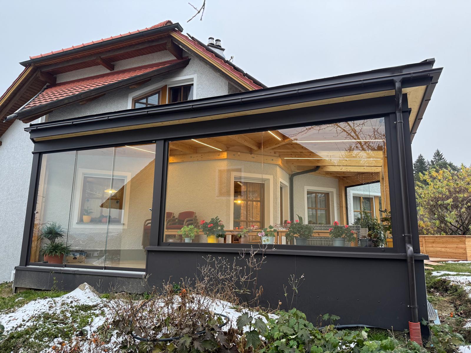 Holzterrassen Anbau mit verschiebbaren Glaswänden in Oberösterreich