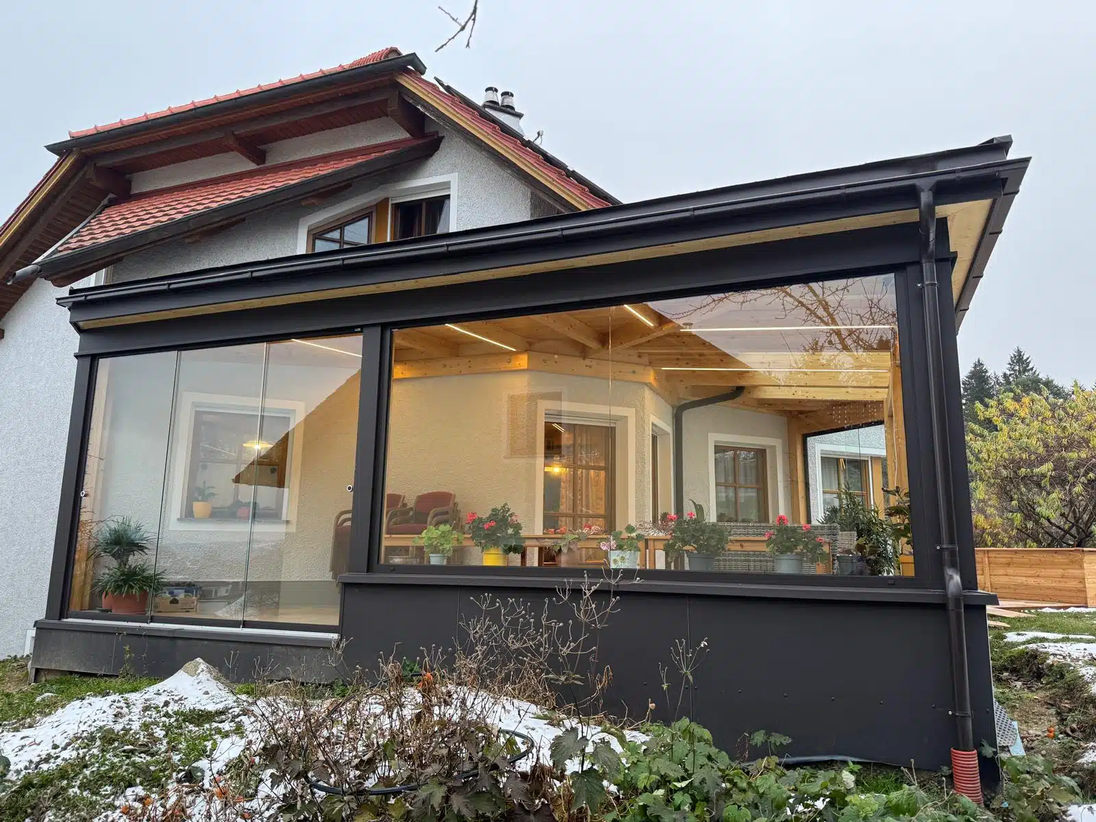 Holzterrassen Anbau mit verschiebbaren Glaswänden in Oberösterreich