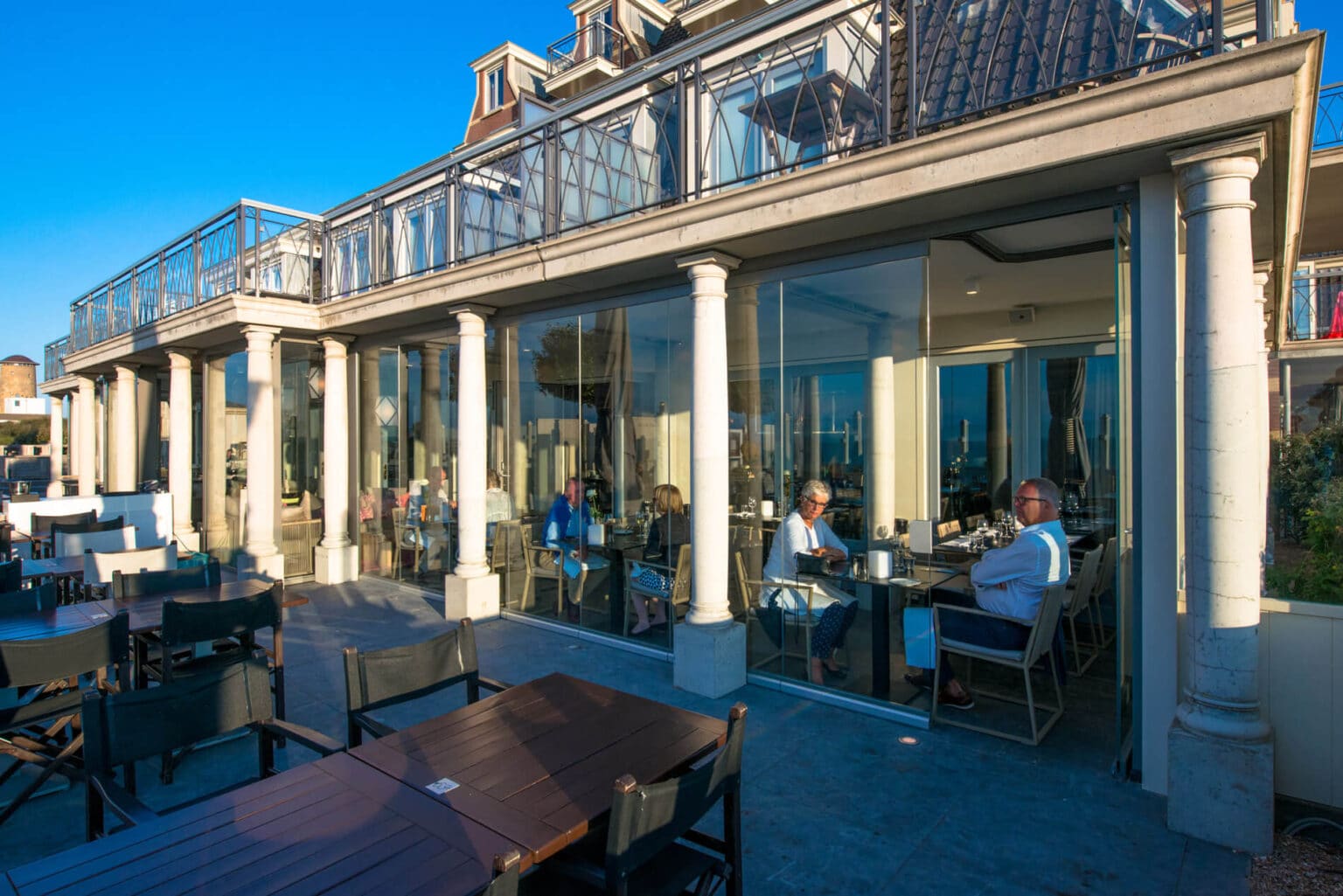 Ganzglas Horizontal-Schiebe-Wand SF40 zwischen den Säulen einer Hotelterrasse