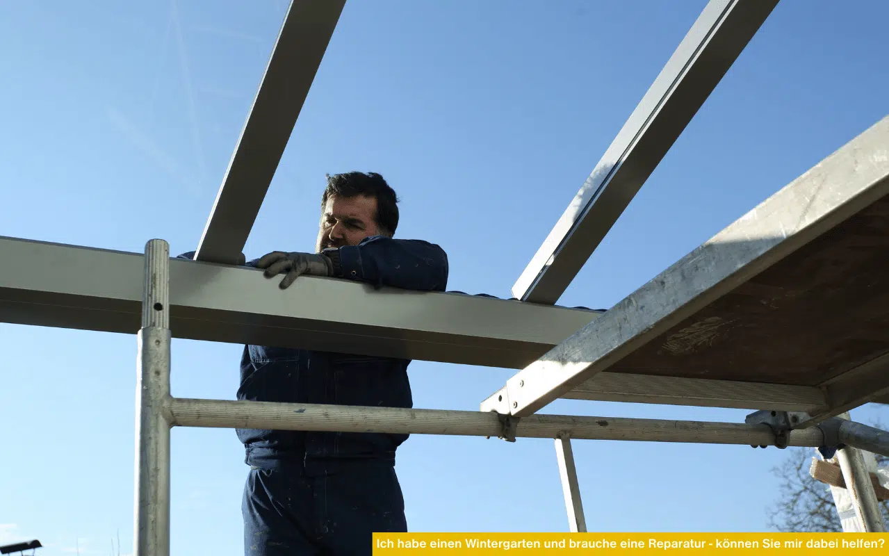 Ich habe einen Wintergarten und brauche eine Reparatur können Sie mir dabei helfen zeigt Monteur bei Arbeiten an Wintergartenkonstruktion im Freien