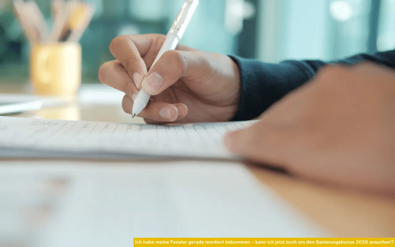 Ich habe meine Fenster gerade montiert bekommen – kann ich jetzt noch um den Sanierungsbonus 2026 ansuchen? Symbolbild Antrag ausfüllen.