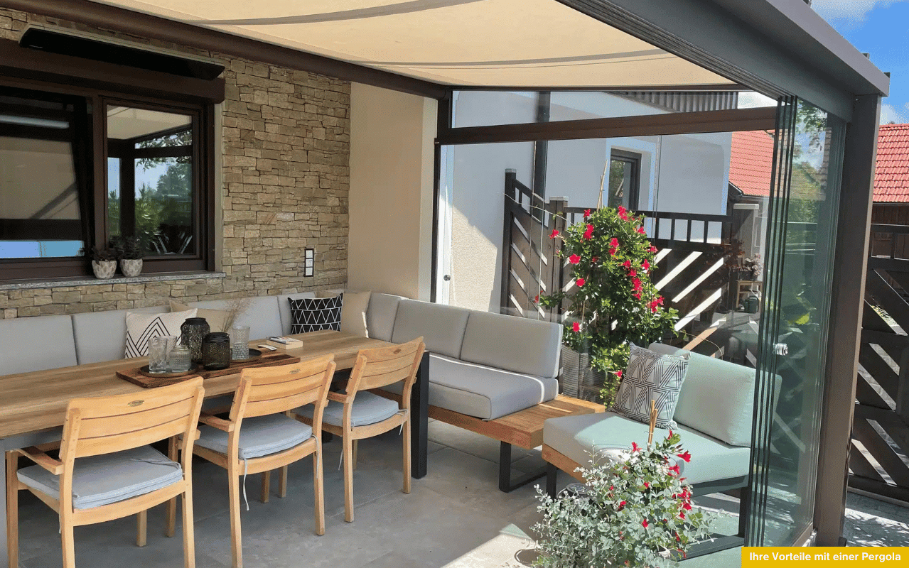 Ihre Vorteile mit einer Pergola sichtbar auf einer modern gestalteten Terrasse mit Sitzgruppe, Pflanzen und Glasschiebetür.