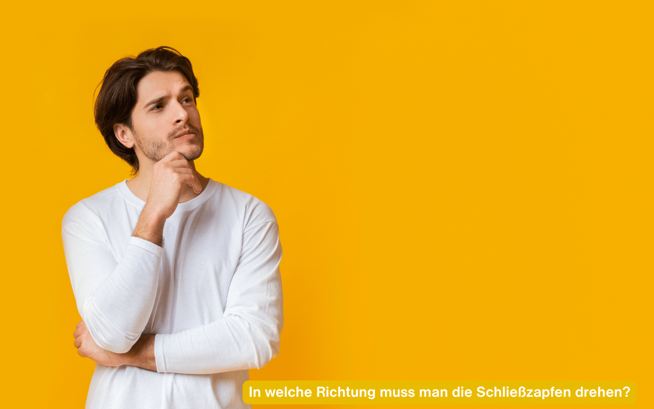 In welche Richtung muss man die Schließzapfen drehen? Nachdenklicher Mann mit der Hand am Kinn