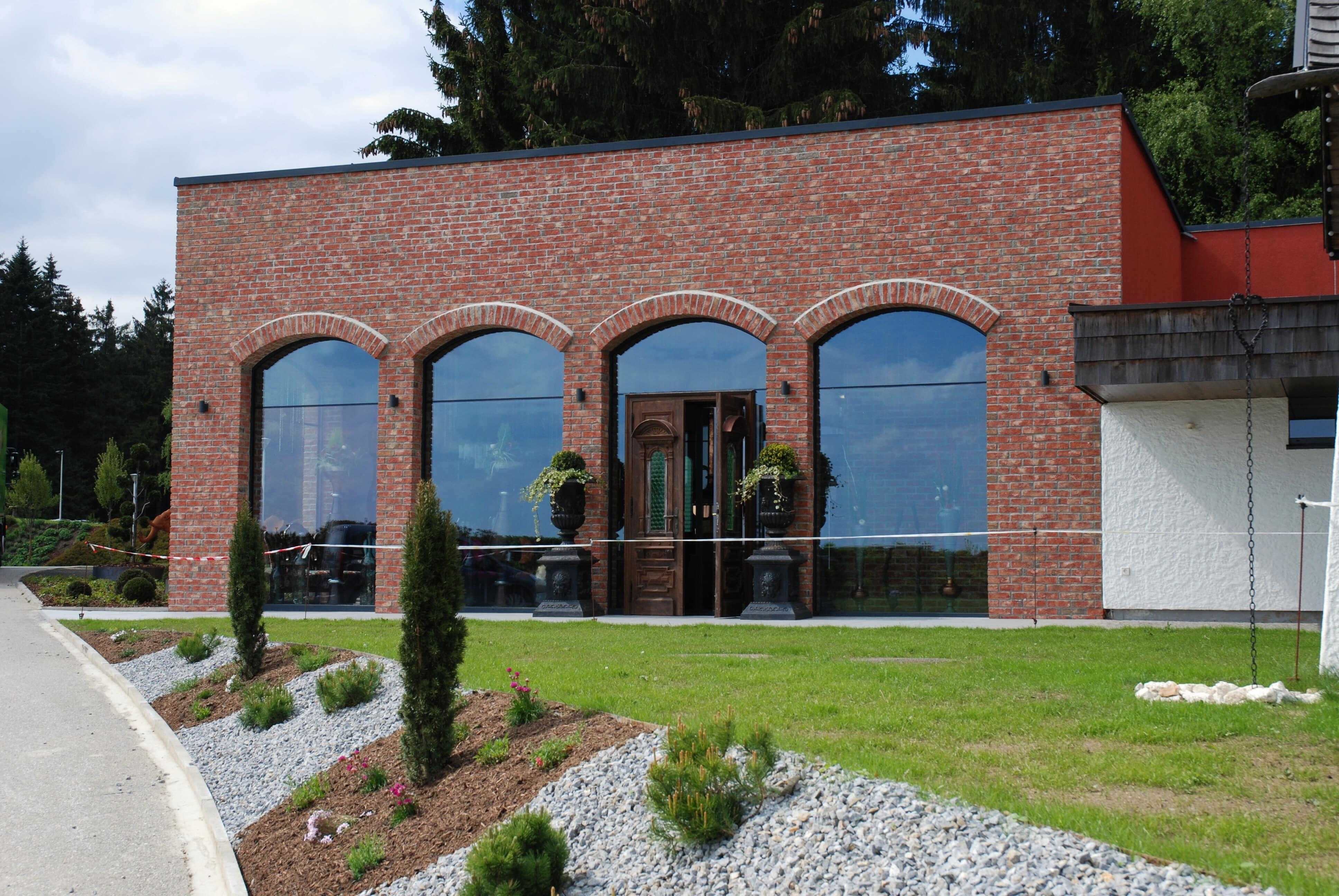 Industriefenster schwarz aus Aluminium mit Montage