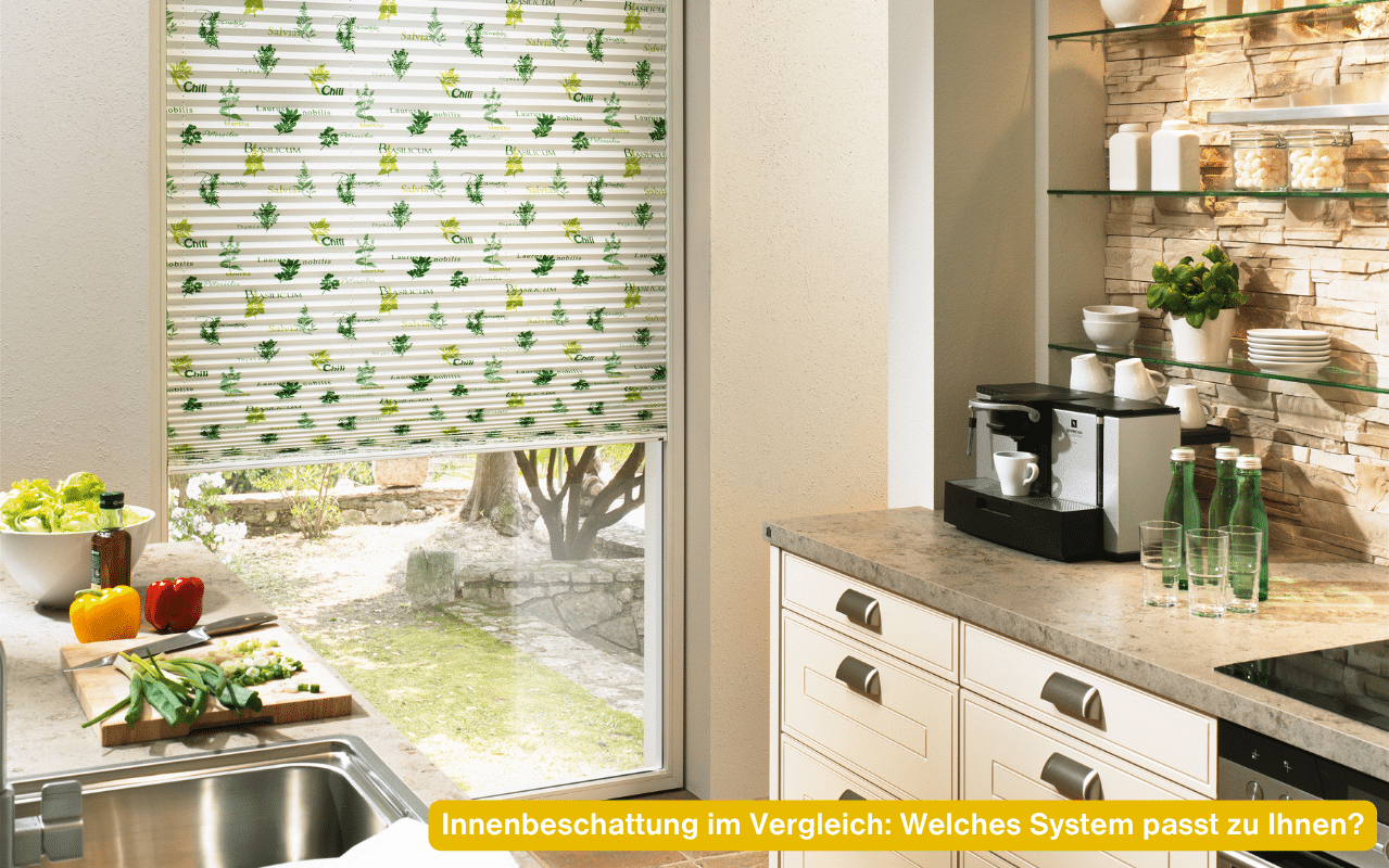 Innenbeschattung im Vergleich Welches System passt zu Ihnen – Plissee mit Kräutermotiv am Küchenfenster in heller Landhausküche