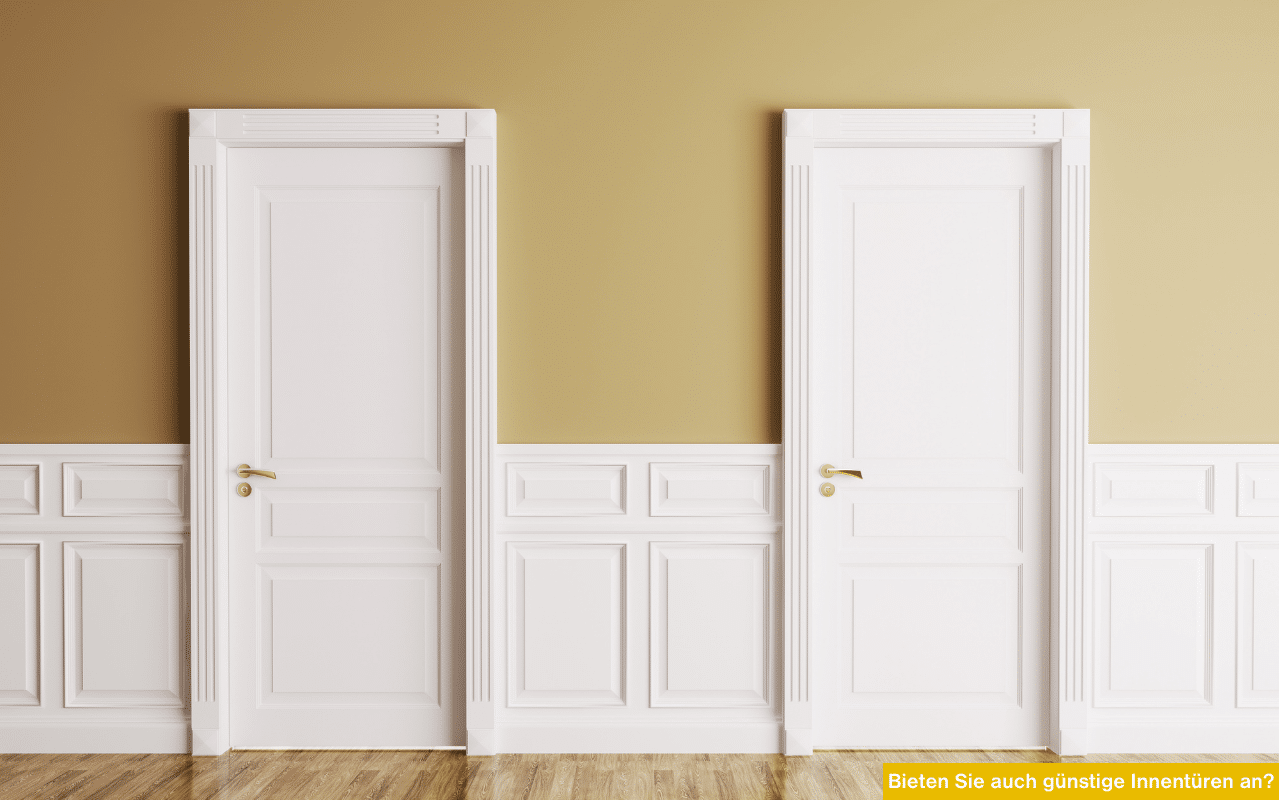 Zwei elegante weiße Innentüren in klassischem Design vor einer senffarbenen Wand mit weißer Wandtäfelung.