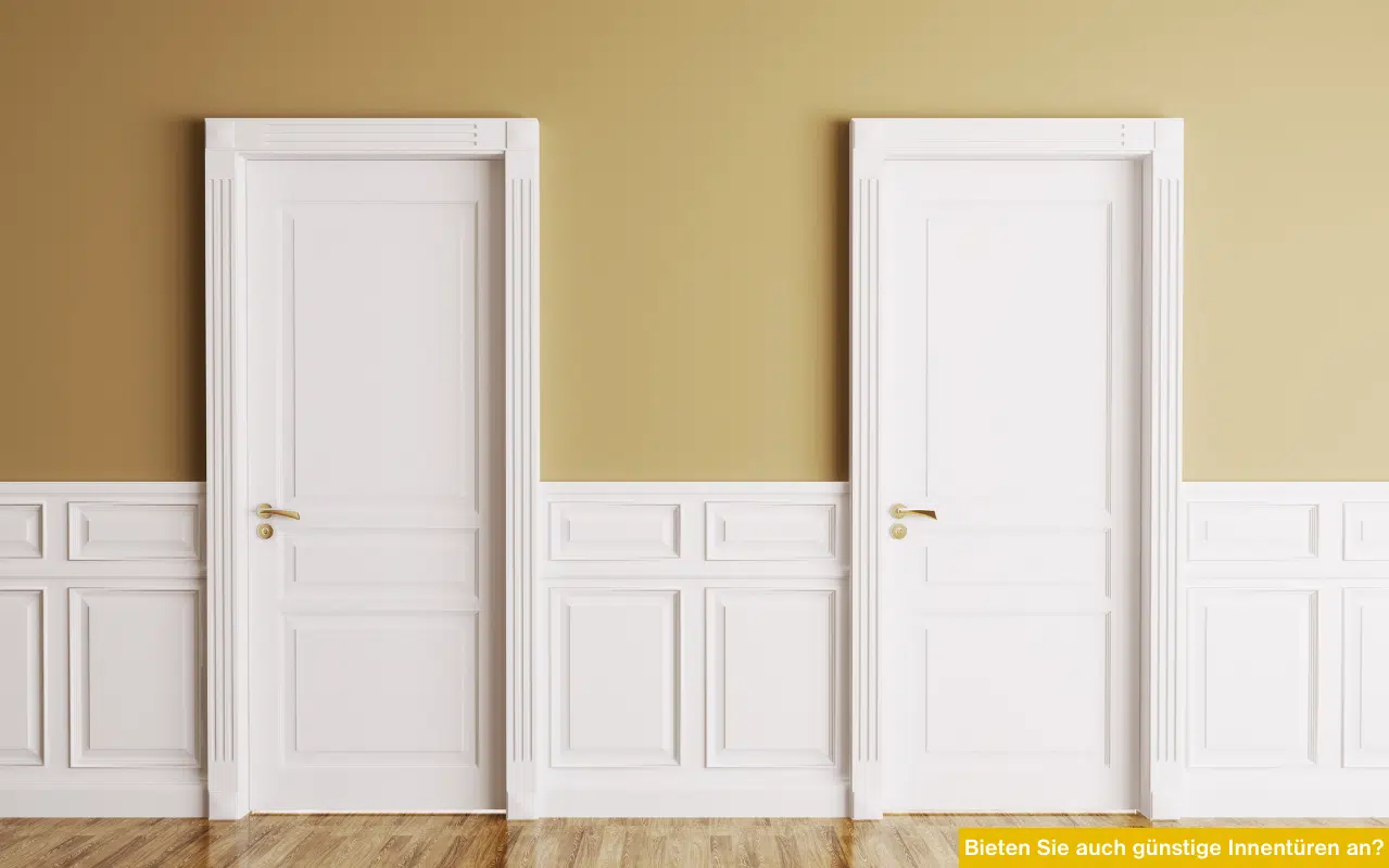 Zwei elegante weiße Innentüren in klassischem Design vor einer senffarbenen Wand mit weißer Wandtäfelung.