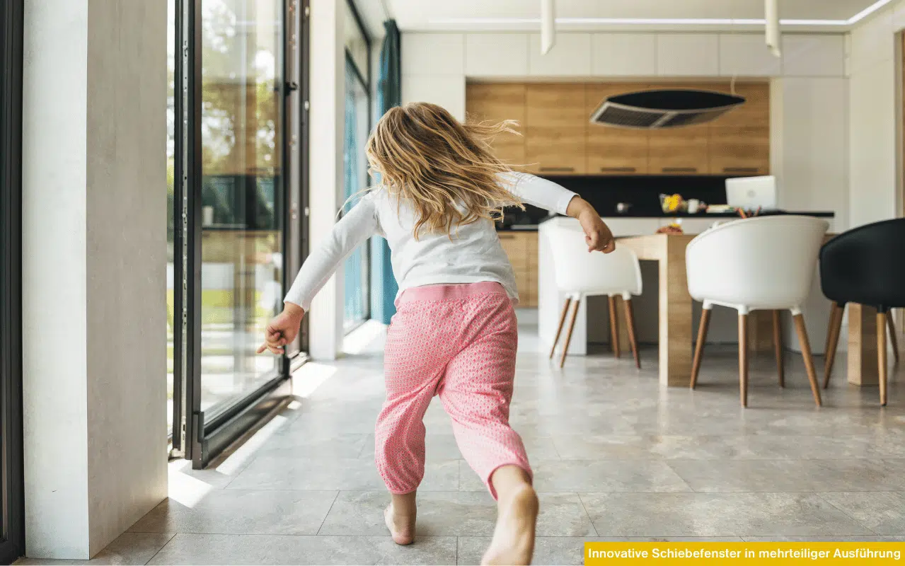 Moderne Schiebefenster in der Küche ermöglichen eine luftige Raumgestaltung und verbinden Innen- mit Außenbereich. Ideal für helle, offene Wohnkonzepte mit viel natürlichem Licht und fließenden Übergängen zur Terrasse.