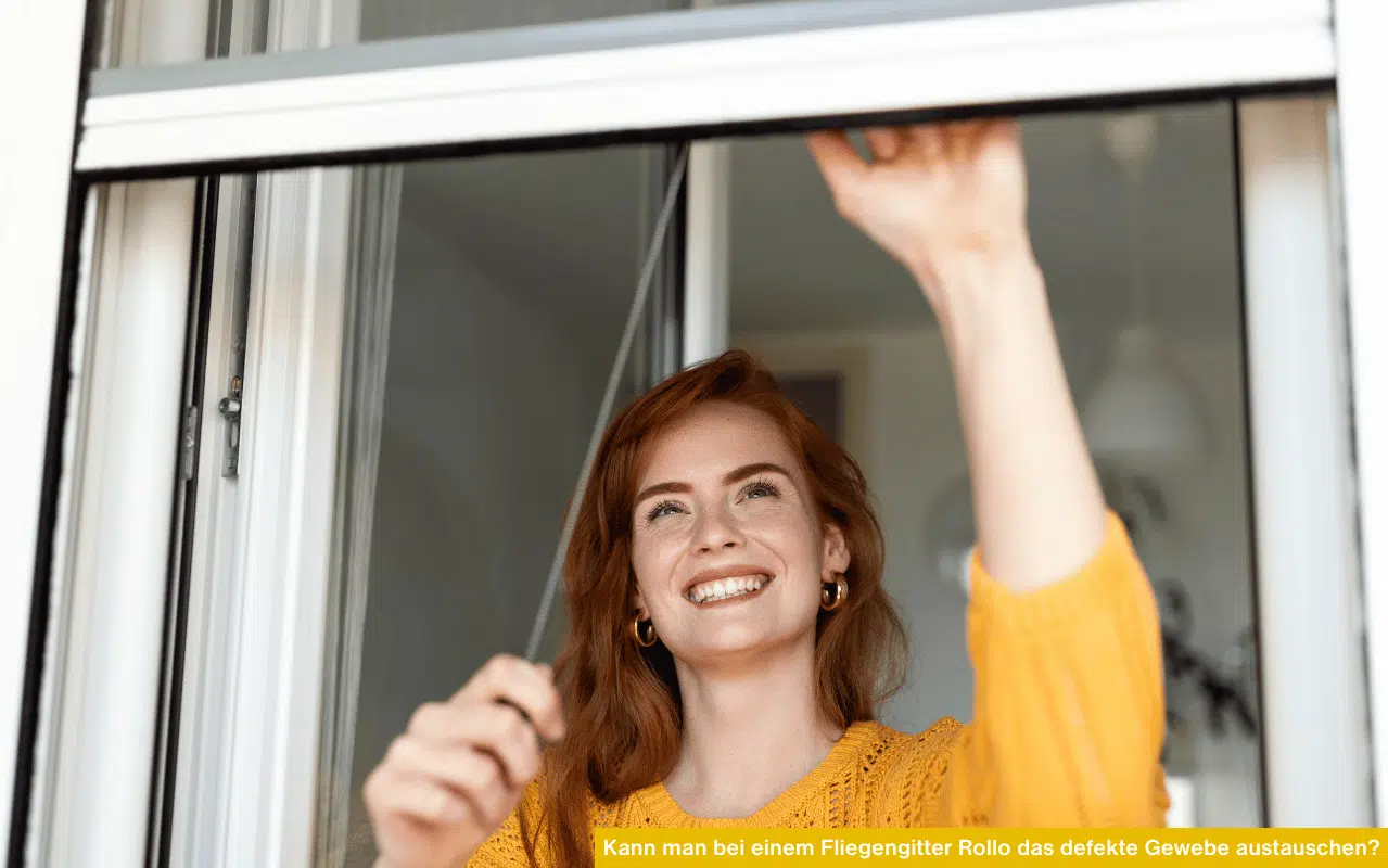 Eine lächelnde Frau im gelben Pullover bedient ein weißes Insektenschutz-Rollo am Fenster mit gelbem Infobalken.