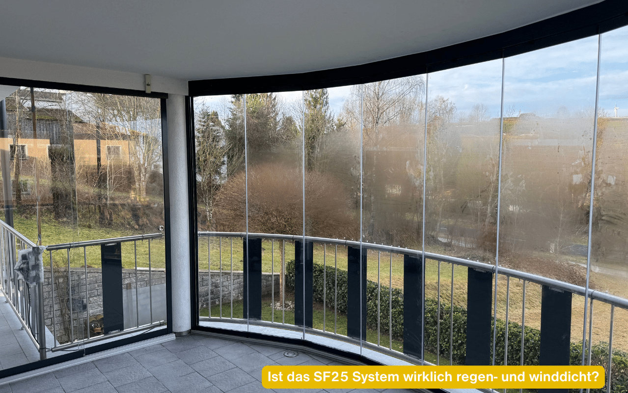 Ist das SF25 System wirklich regen- und winddicht? Runde Balkonverglasung mit Schiebe-Dreh-Flügeln von innen, Glas leicht beschlagen