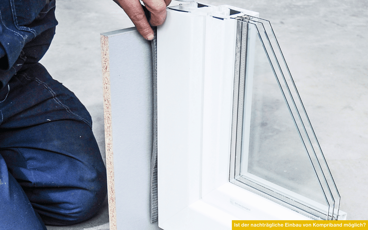 Ist der nachträgliche Einbau von Kompriband möglich zeigt Fensterausschnitt mit Monteur und sichtbar angebrachtem vorkomprimiertem Dichtband