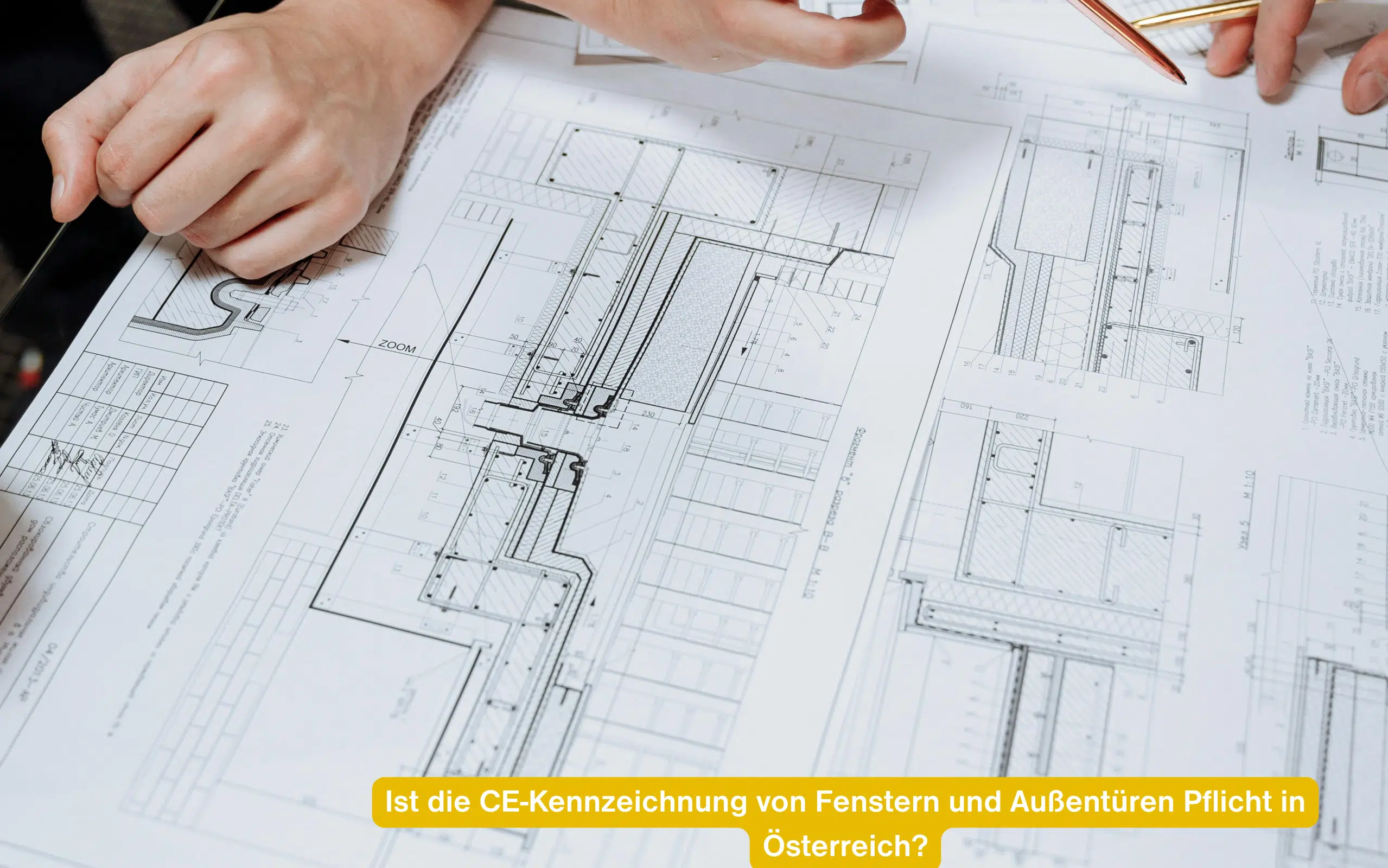 Ist die CE-Kennzeichnung von Fenstern und Außentüren Pflicht in Österreich? Hände über technischen Bauzeichnungen.