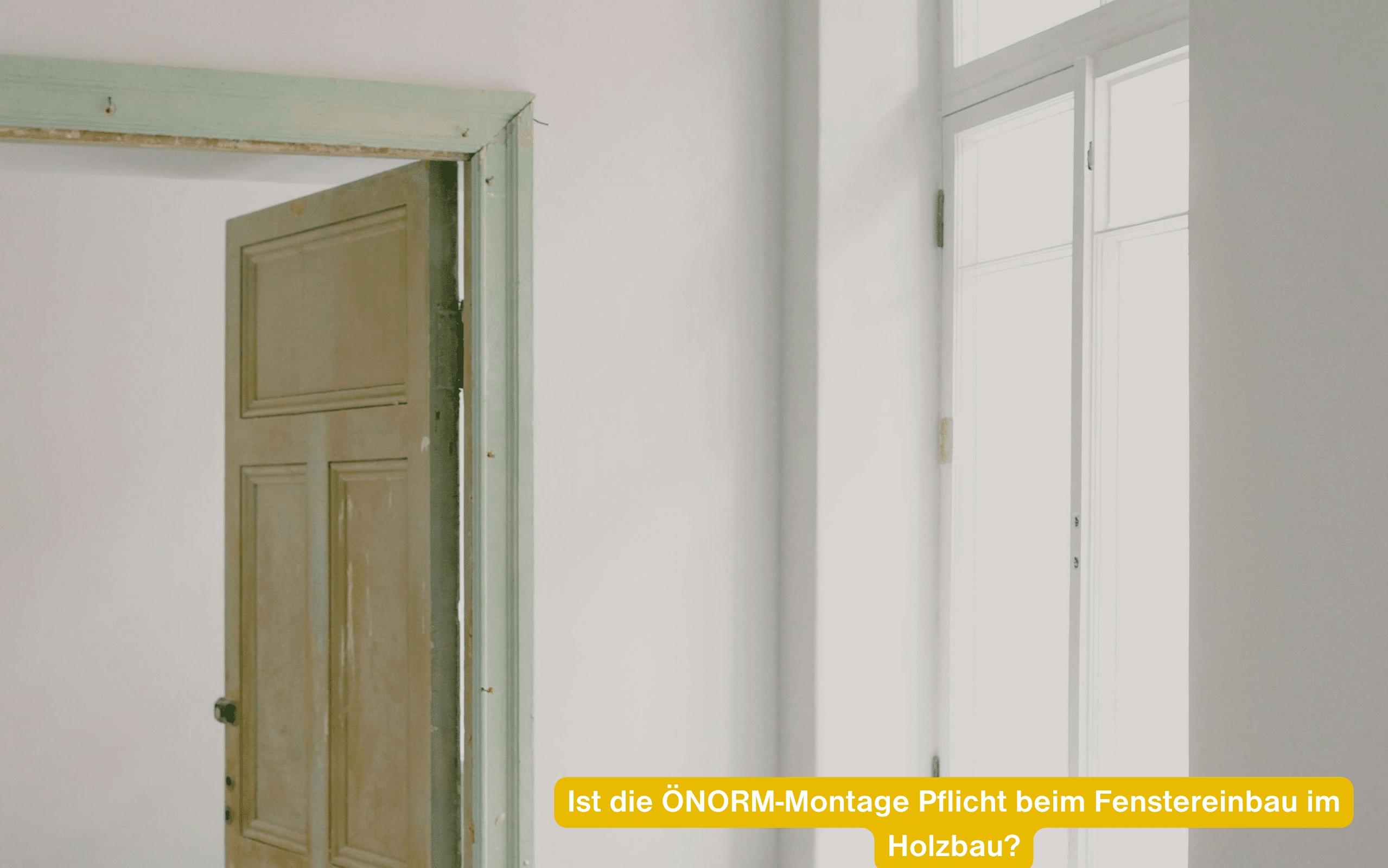 Ist die ÖNORM-Montage Pflicht beim Fenstereinbau im Holzbau? Offene Holztür und weißes Fenster in hellem Innenraum.