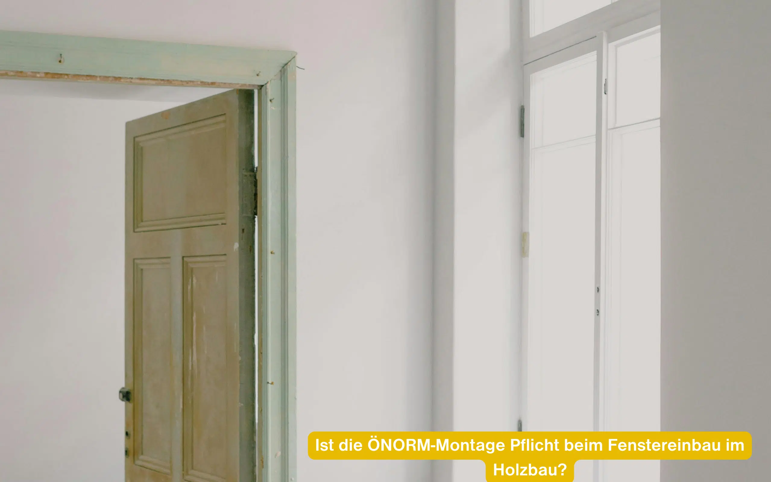 Ist die ÖNORM-Montage Pflicht beim Fenstereinbau im Holzbau? Offene Holztür und weißes Fenster in hellem Innenraum.