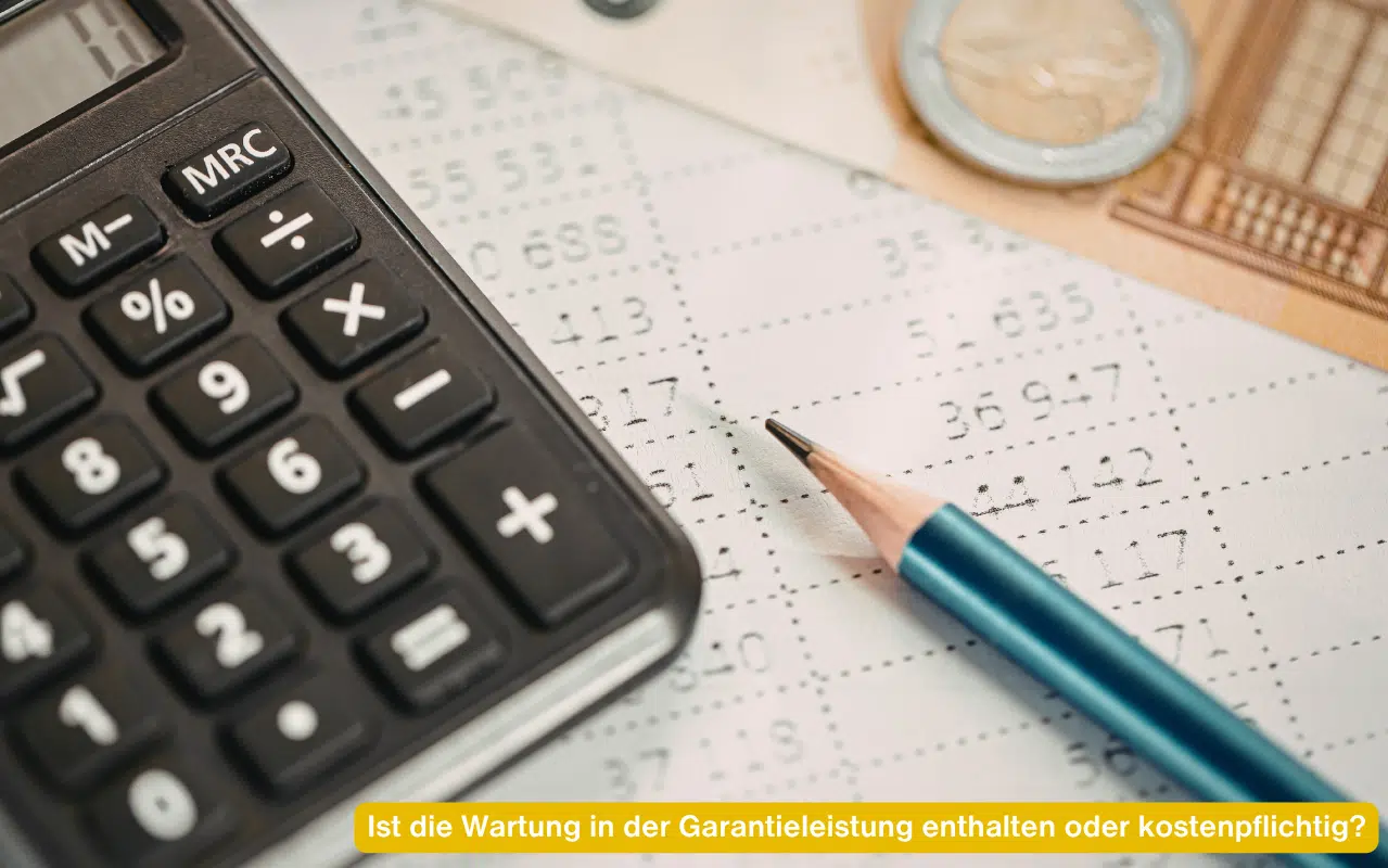 Ist die Wartung in der Garantieleistung enthalten oder kostenpflichtig – Taschenrechner Bleistift und Kalkulationstabelle mit Euro