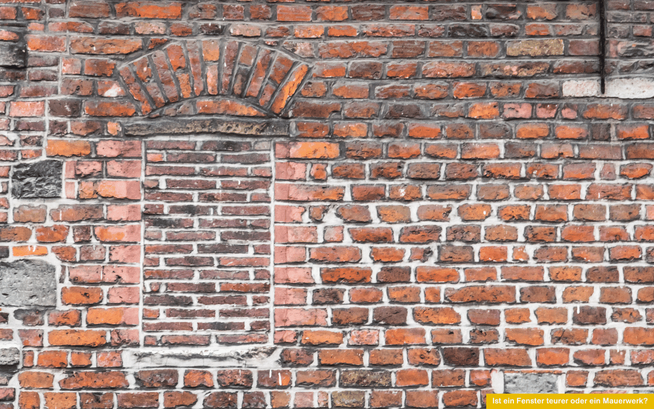 Backsteinmauer mit deutlich erkennbarer, ehemaliger Fensteröffnung, die komplett zugemauert wurde.