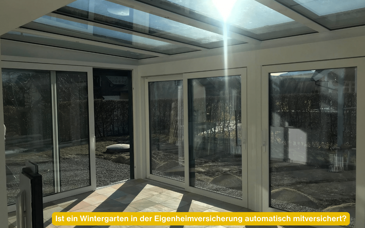 Ist ein Wintergarten in der Eigenheimversicherung automatisch mitversichert? Innenansicht eines neuen Wohnwintergartens mit Glasdach und Schiebetüren