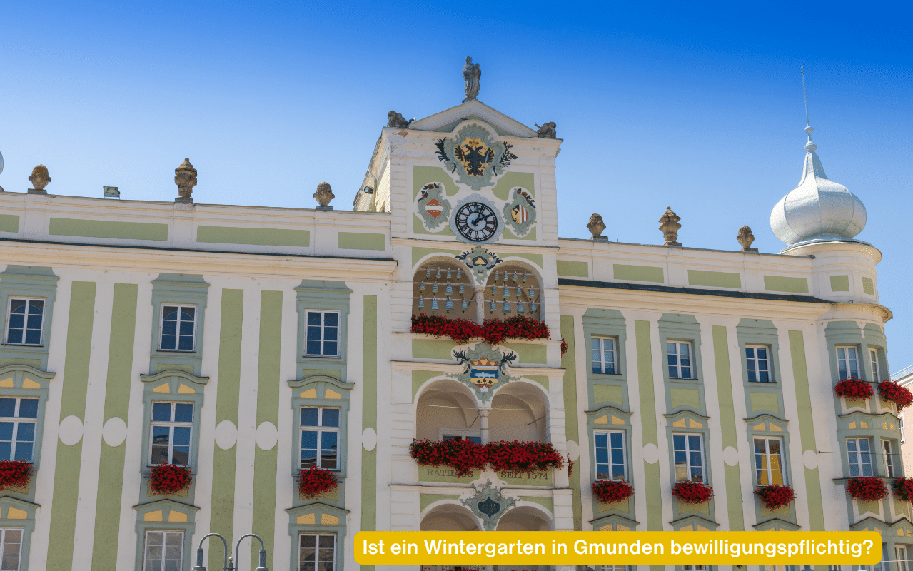 Ist ein Wintergarten in Gmunden bewilligungspflichtig? Rathaus von Gmunden mit Blumenschmuck